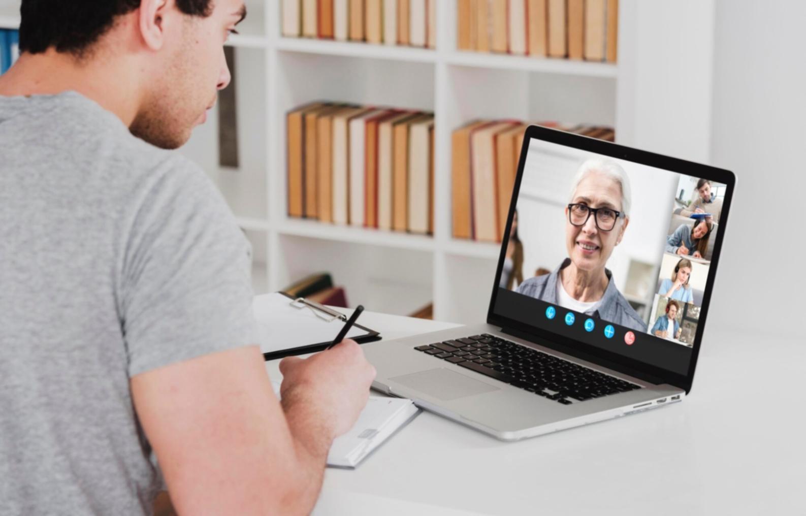 Studenten arbeiten gemeinsam an Finanzmodellen in modernem Klassenzimmer